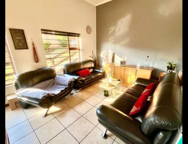 3 BEDROOM TOWNHOUSE FOR SALE IN OAKDENE